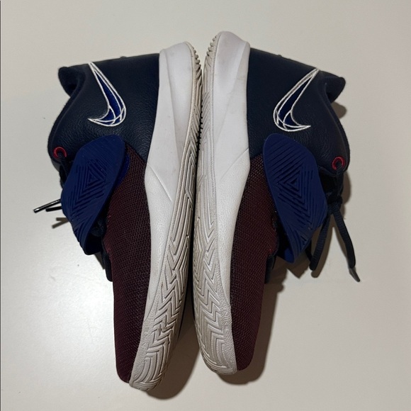 EUC Boys Kyrie Bastball Shoes, Size 5Y - Picture 3 of 4